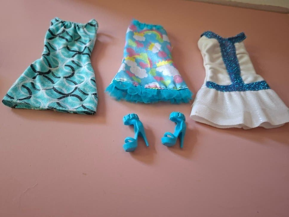 3 Barbie jurkjes + 1 paar schoentjes ️💙 pakje nr.3, Ophalen of Verzenden