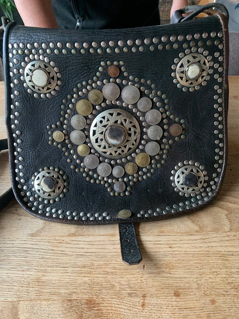 Vintage handgemaakte leren boho tas met munten. Berber stijl, Ophalen of Verzenden, Gebruikt, Overige kleuren, Leer