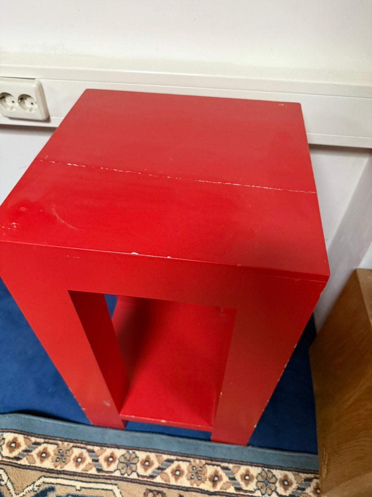 Sokkel. Bijzettafel. Rood hout. Lichtgewicht, Ophalen, Zo goed als nieuw