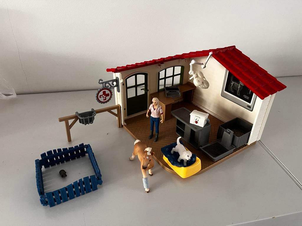 Schleich Dierenartspraktijk met accessoires, Ophalen, Zo goed als nieuw, Jongen of Meisje