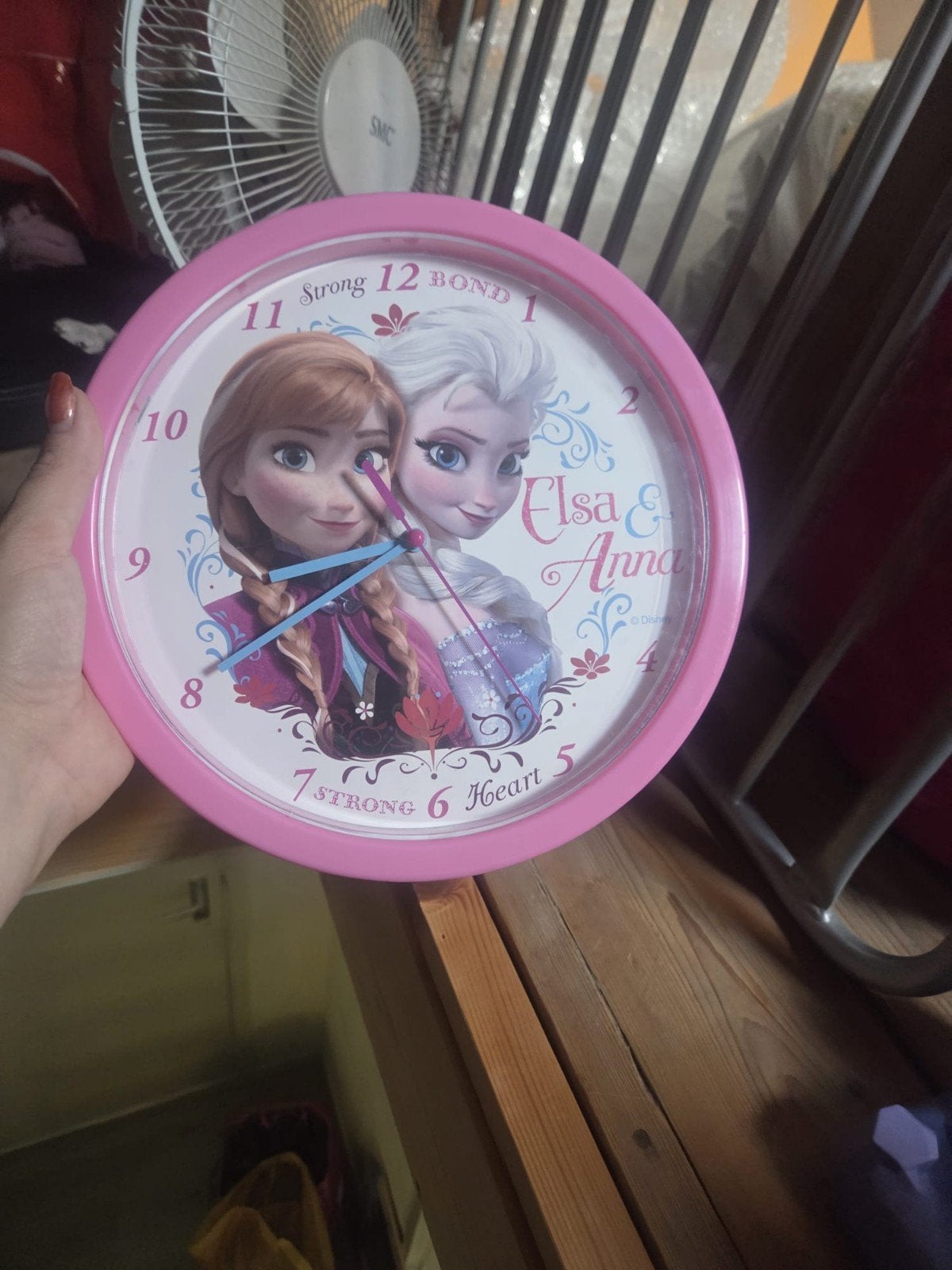 Leuke roze Frozen wandklok voor de kinderkamer, Ophalen of Verzenden, Gebruikt, Overige merken, Wandklok