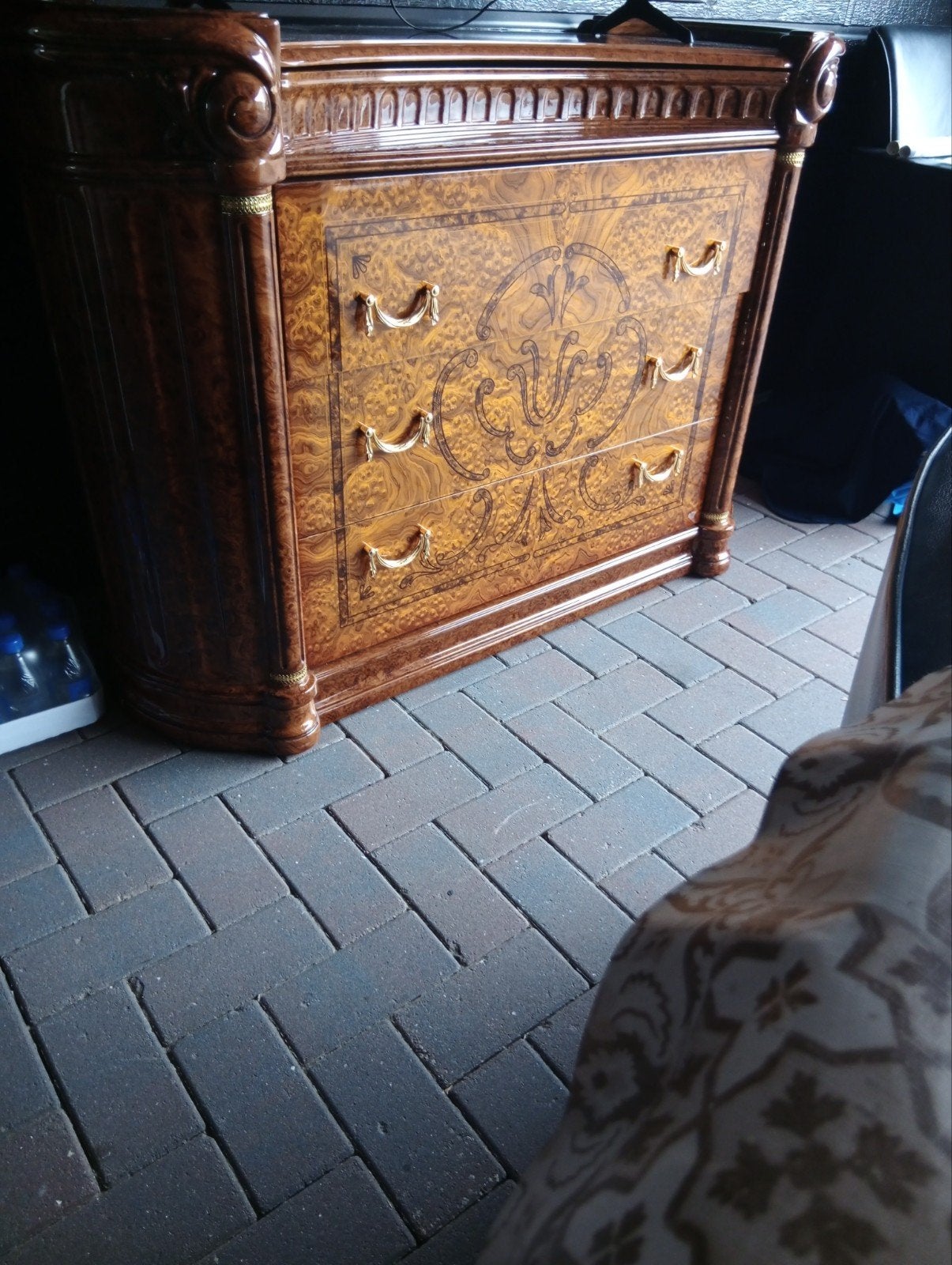 Foto 3 van Salontafel, TV-kast en Grote Kast met Glasplaten