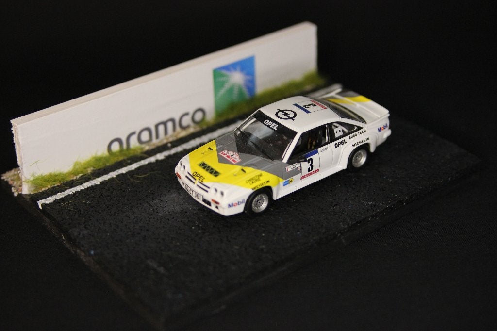 Diorama circuit met muur 1:43 Aramco, Hobby en Vrije tijd, Modelbouw | Figuren en Diorama's, Info@bennie-gs.nl, Bennie G's, 7241MB