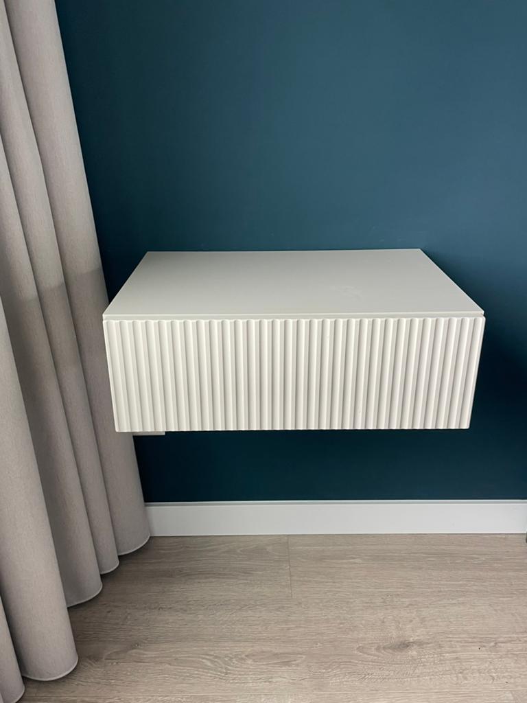 Nachtkastjes (2x) Vesper zwevend Naduvi, Huis en Inrichting, Slaapkamer | Nachtkastjes, Ophalen, Zo goed als nieuw, Minder dan 45 cm