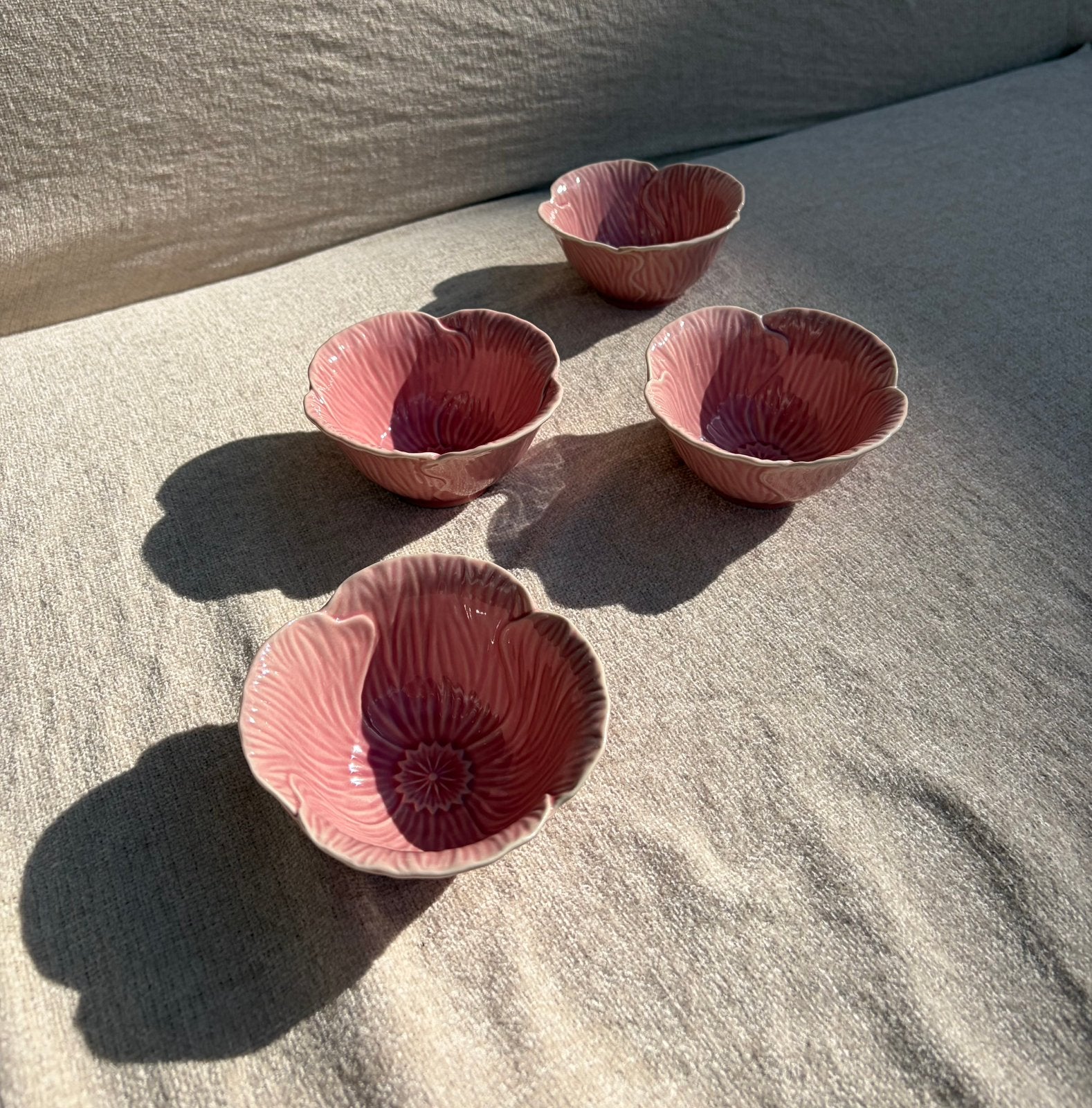 Vier roze kommetjes H&M Home (bladeren/roosjes) Nieuw €40, Ophalen of Verzenden, Zo goed als nieuw, Overige stijlen, Kom(men)