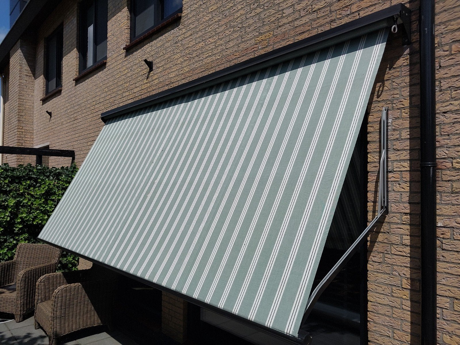 Zonnescherm met handbediening - 437cm breed, Ophalen, Gebruikt, 250 cm tot 450 cm, Knikarmscherm