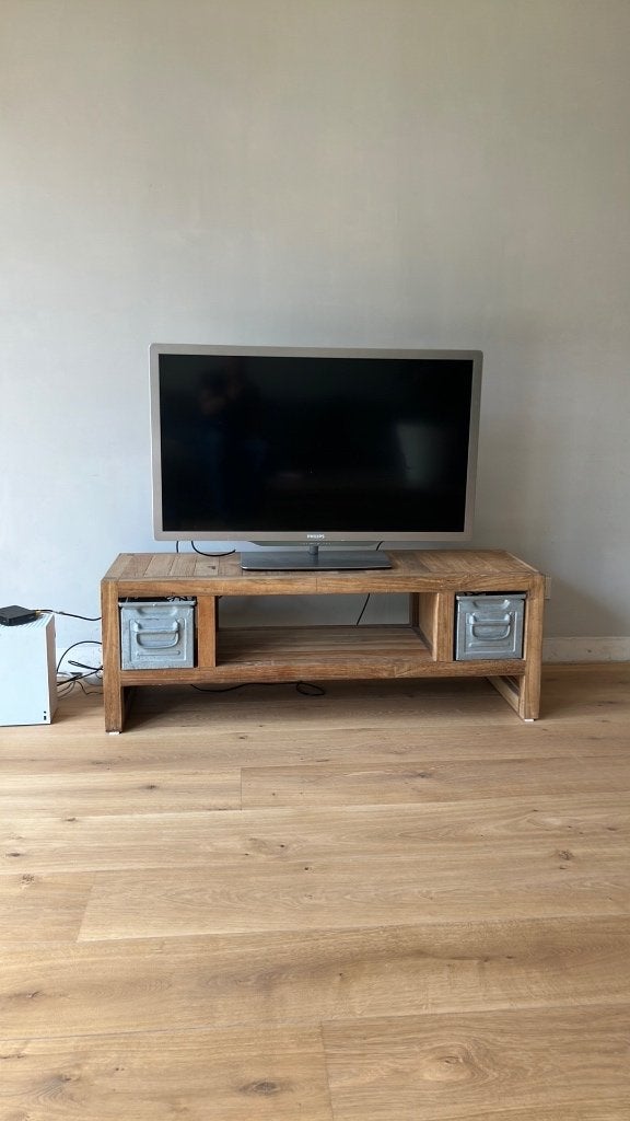 Robuust TV-meubel van massief hout met metalen bakken, Ophalen, Gebruikt, Minder dan 100 cm, 25 tot 50 cm