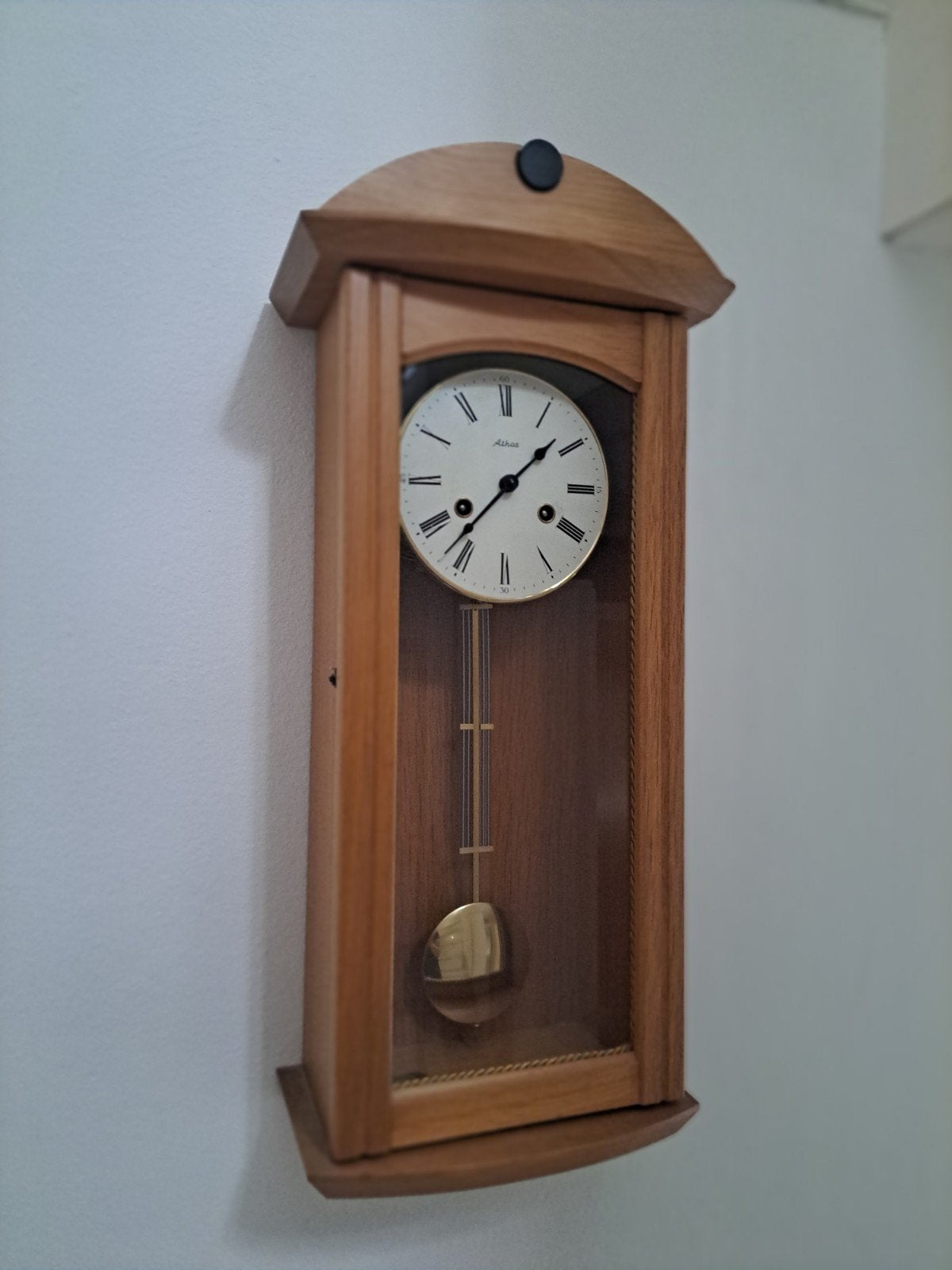 Elegante Athos wandklok met slinger - Klassiek design, Antiek en Kunst, Ophalen of Verzenden
