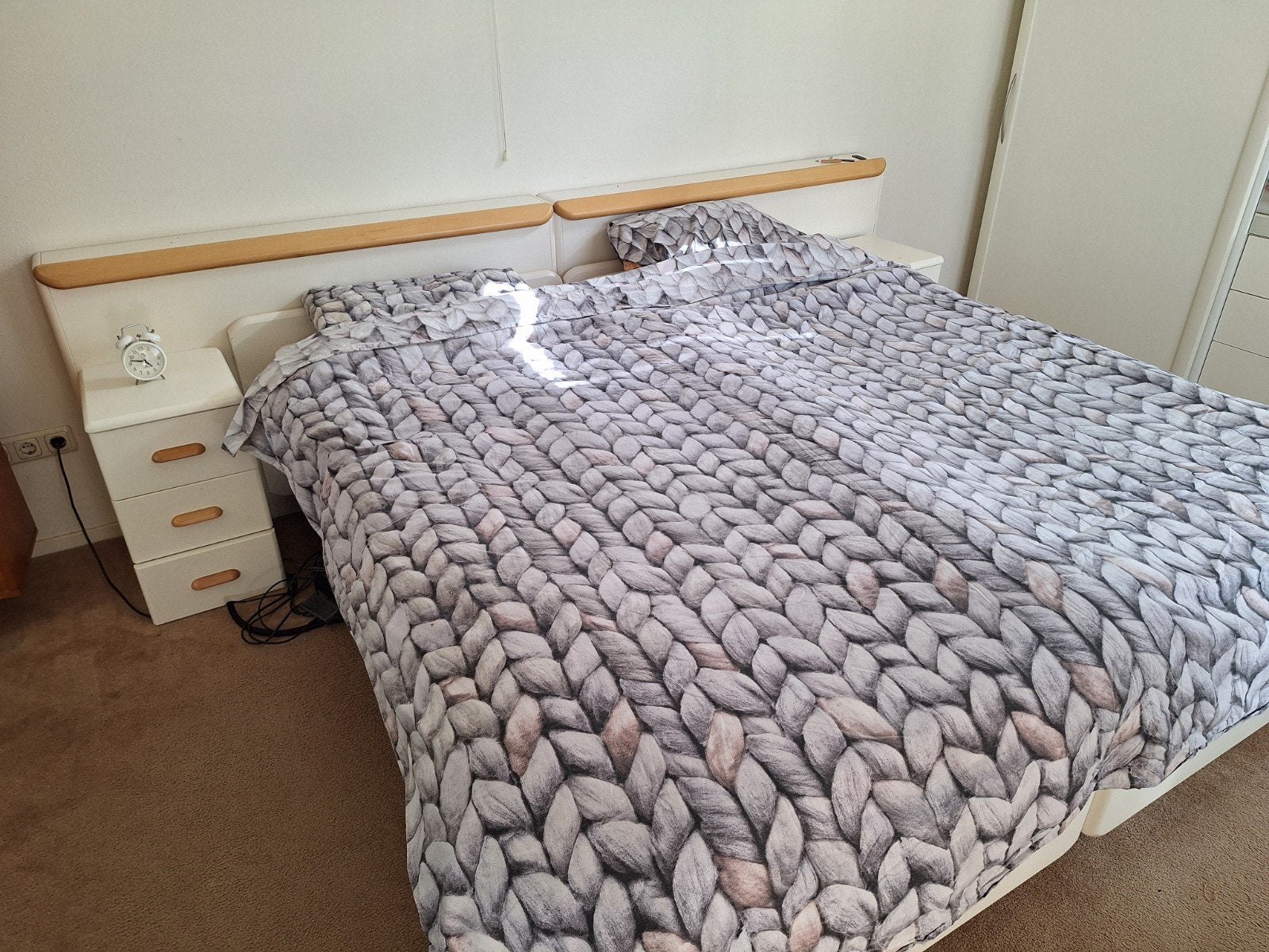 Verstelbaar 2x eenpersoonsbed met matrassen en nachtkastjes, Ophalen, Wit, Tweepersoons, 180 cm