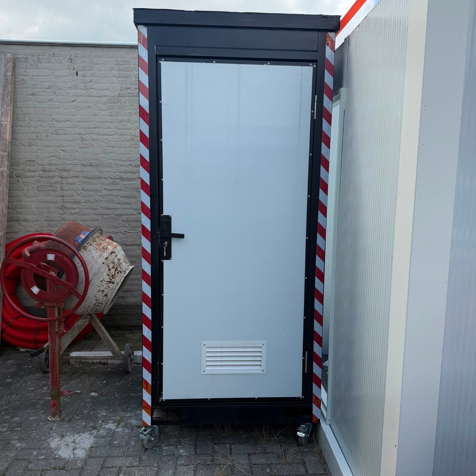 Te Koop: Verrijdbare Toiletcabine / Mobiel, Doe-het-zelf en Verbouw, Kozijnen en Schuifpuien, Ophalen, Hout, 75 tot 150 cm, Raamkozijn