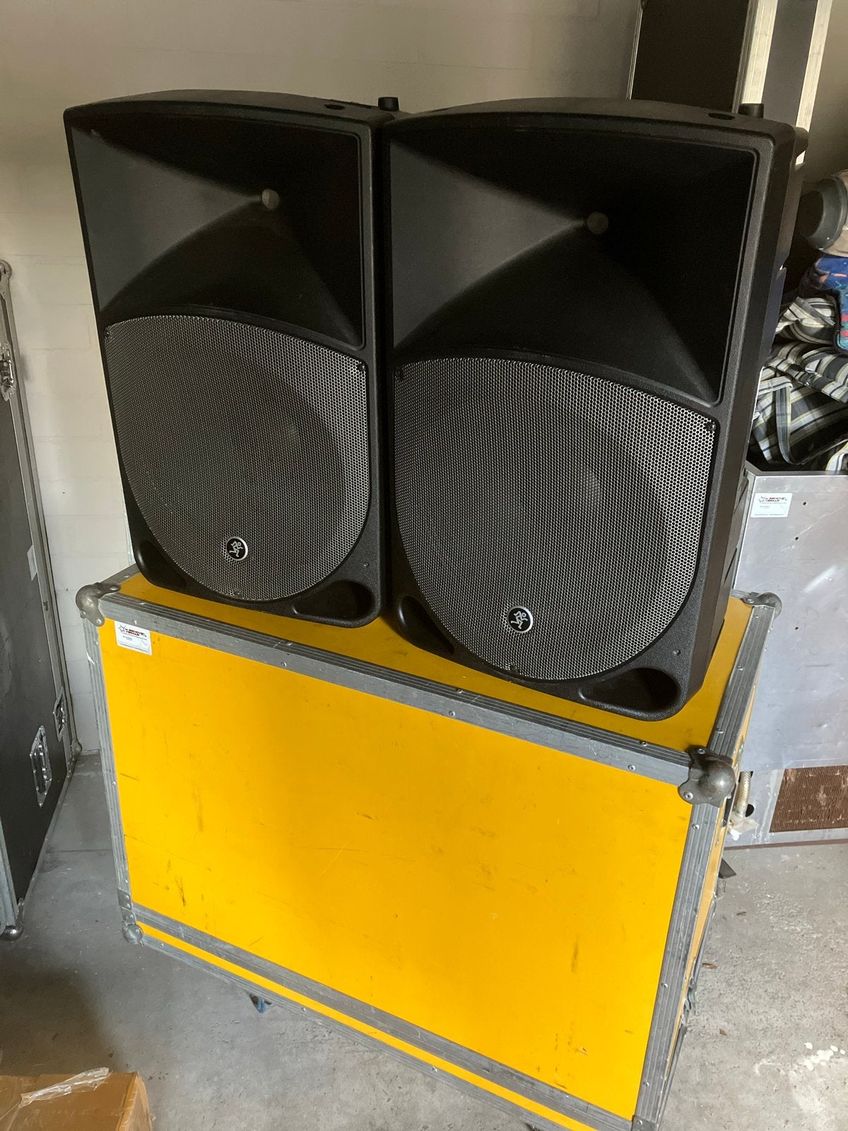 Mackie Thump 15 inch actieve speakers met flightcase, Ophalen of Verzenden, Zo goed als nieuw, Front, Rear of Stereo speakers