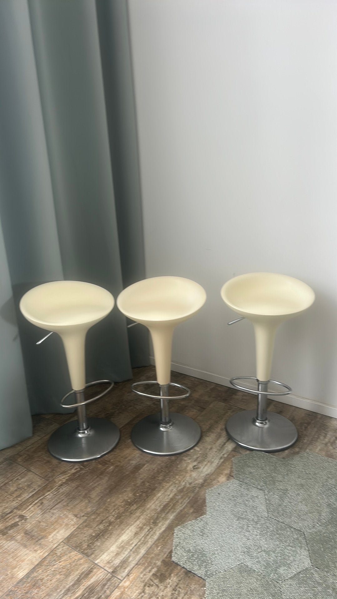 Magis Bombo barkrukken 3x off white, 60 tot 90 cm, Ophalen of Verzenden, In hoogte verstelbaar, 3 krukken