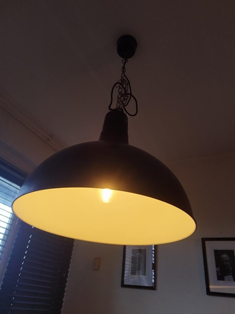 Grote zwarte hanglamp, in hoogte verstelbaar met ketting, Huis en Inrichting, Ophalen, Gebruikt, 50 tot 75 cm, Industrieel, Modern