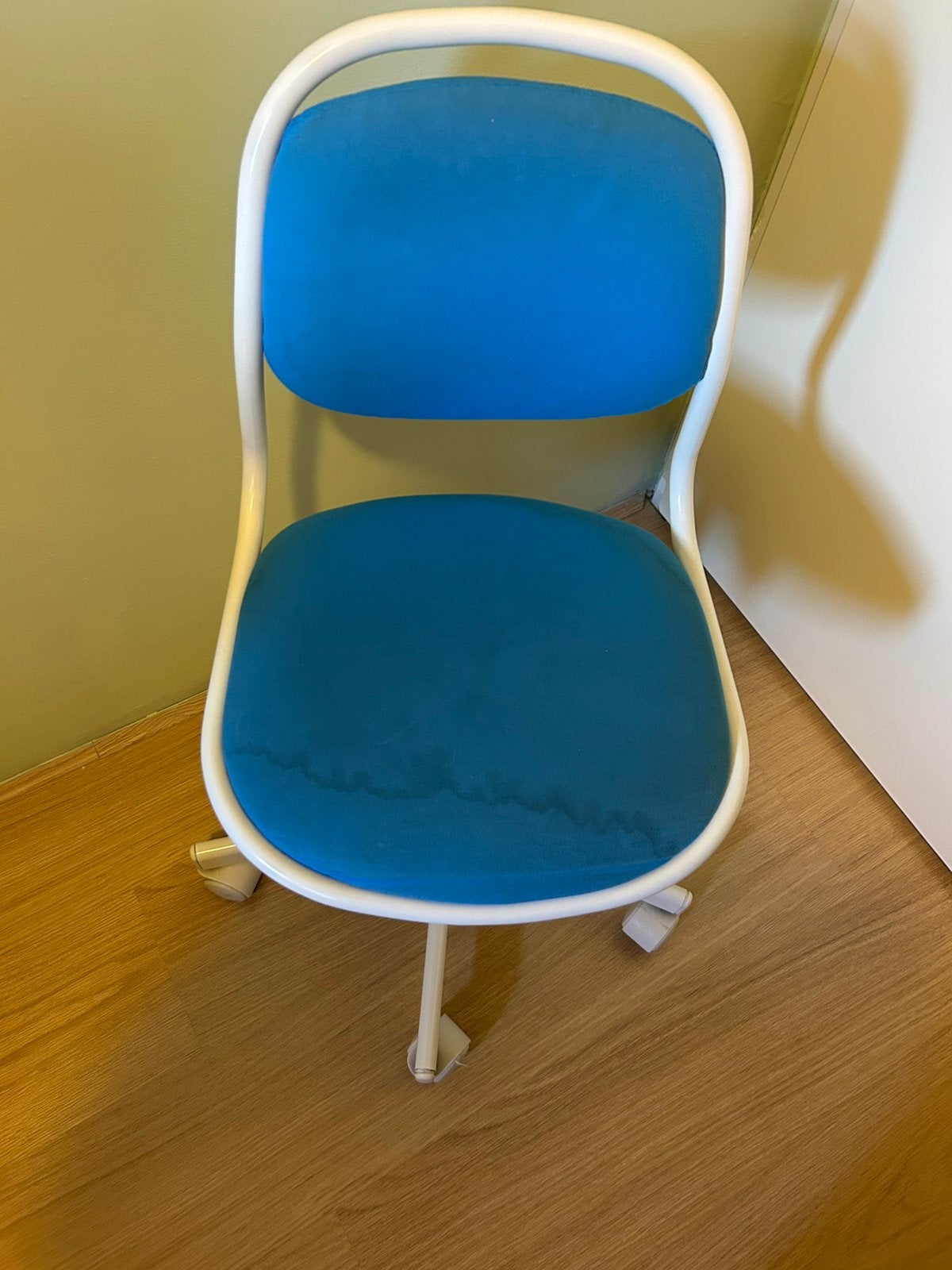 Blauwe ikea bureaustoel op wieltjes, Kinderen en Baby's, Kinderkamer | Tafels en Stoelen, Ophalen, Gebruikt, Stoel(en)