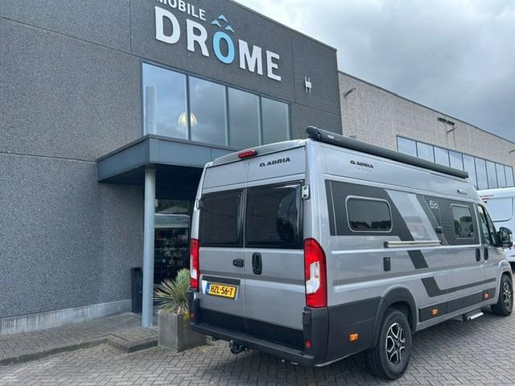 Adria Twin 640 SGX 60 YEARS LENGTE BED, Caravans en Kamperen, Campers, Automaat, Standaard zit, Ringverwarming, Fiat