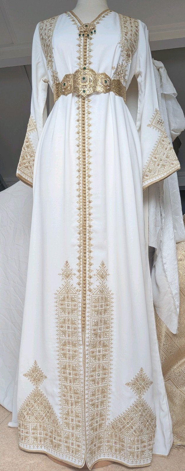 Mooie henna jurk/kaftan met sluier en selham te huur, Ophalen, Nieuw, Trouwjurk