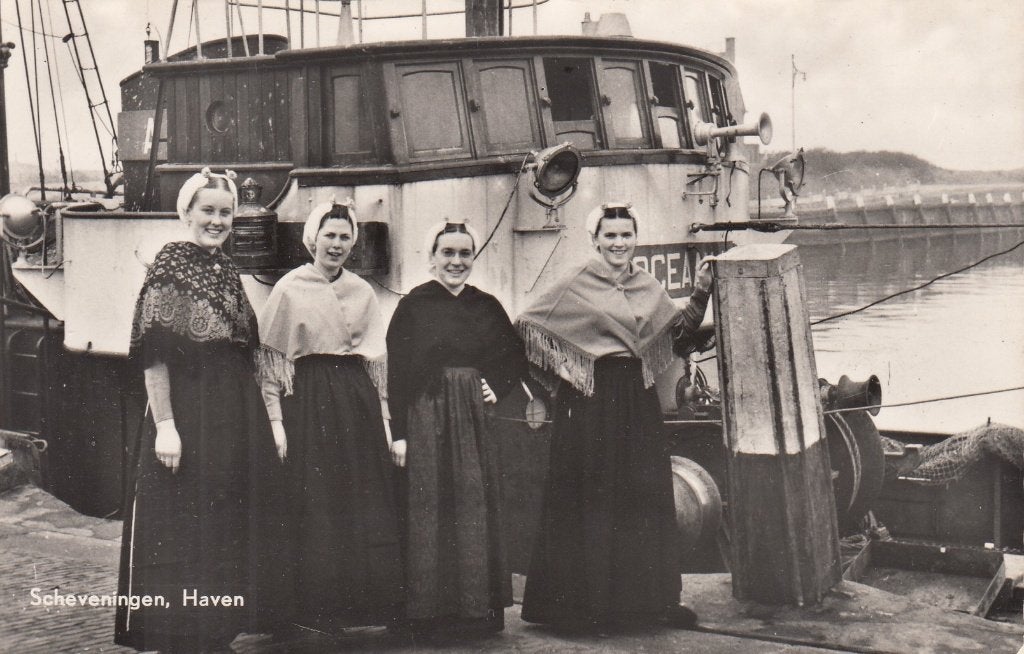 Fotokaart - Scheveningen - Haven - Klederdracht, Verzenden, Foto, Zo goed als nieuw, 1940 tot 1960