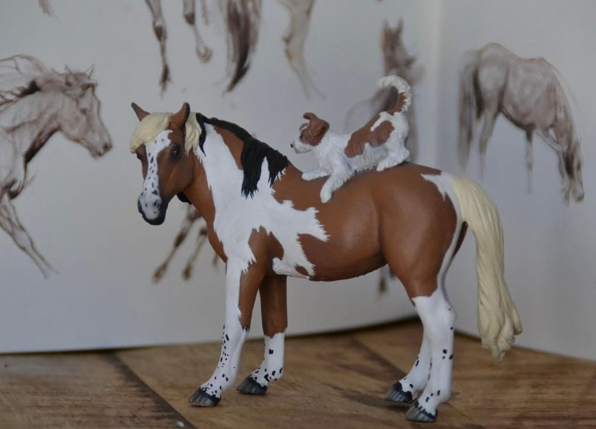 CollectA / schleich paard repaint hondje, Verzamelen, Dierenverzamelingen, Ophalen of Verzenden, Nieuw, Paard, Beeldje of Figuurtje