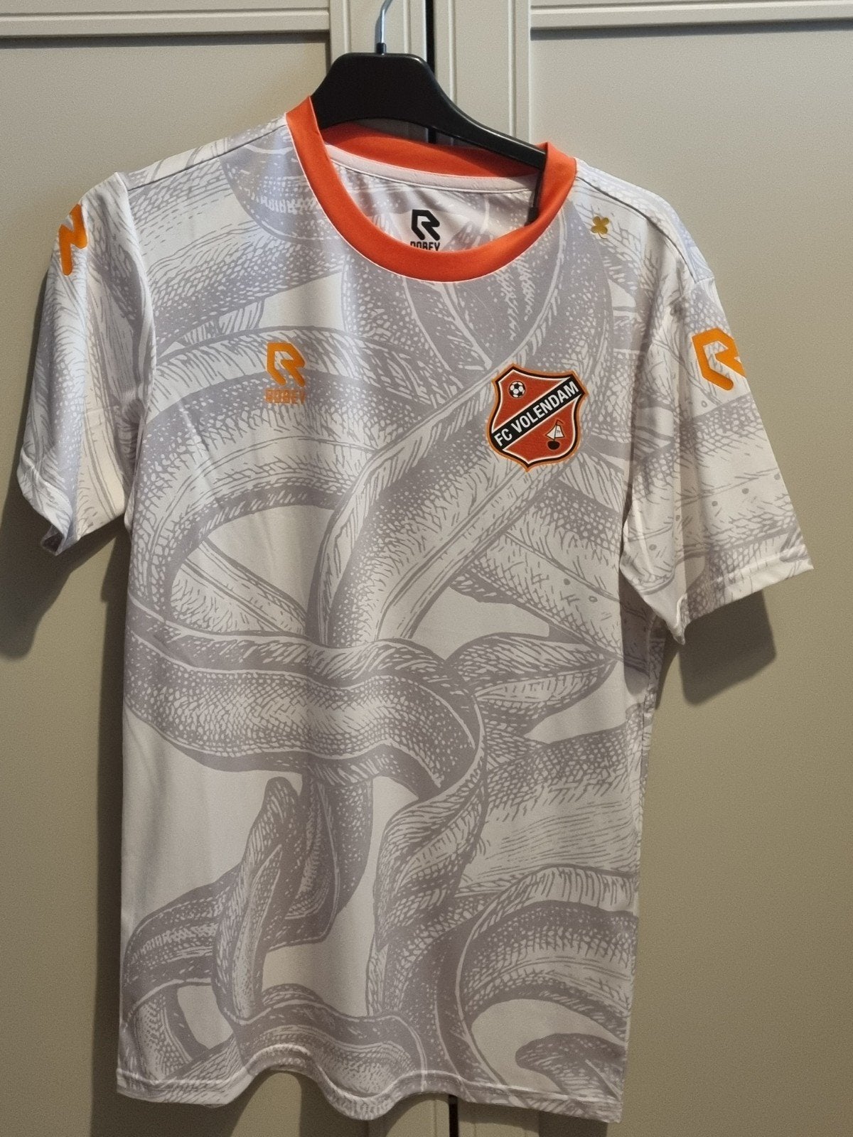 FC Volendam Warm-Up Shirt 24/25 - Maat S, Nieuw, Ophalen of Verzenden, Voetbal, Maat 46 (S) of kleiner