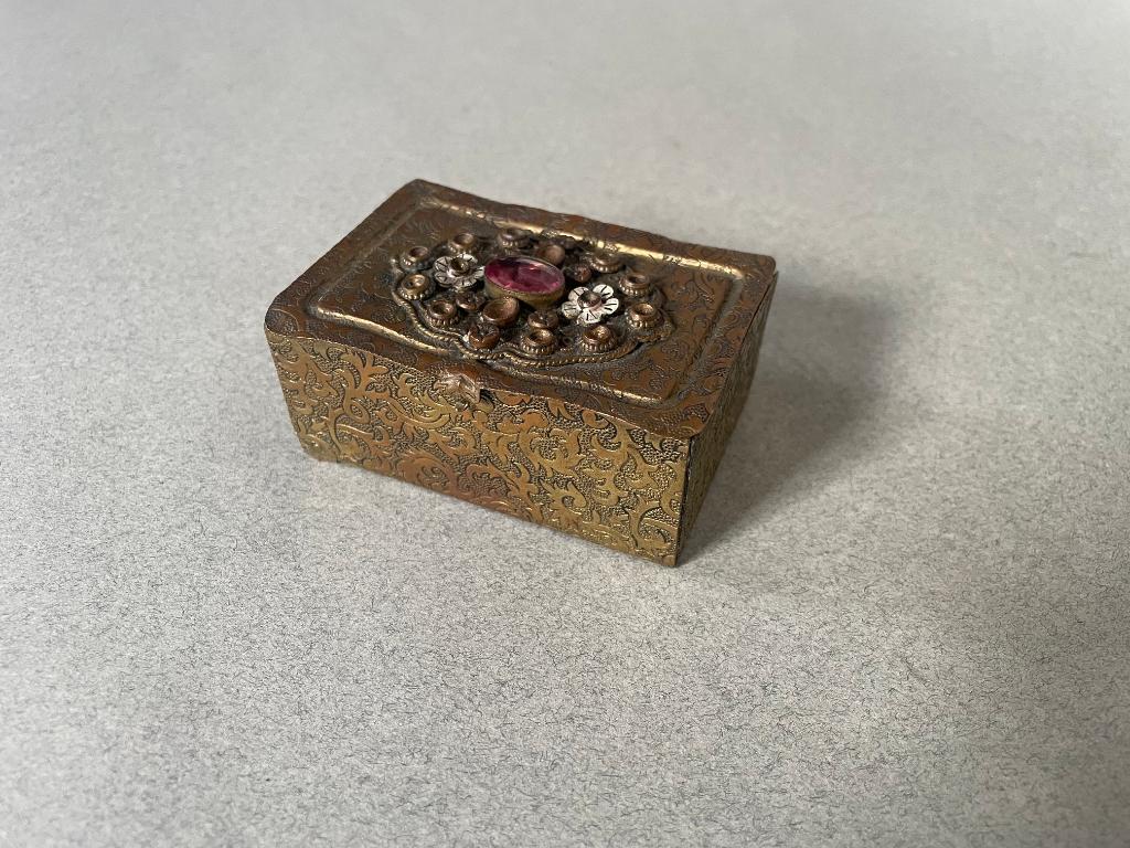 Klein antiek metalen sieradendoosje met ingelegd steentje, Ophalen of Verzenden