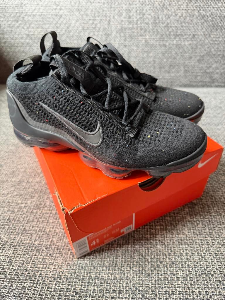 Nike Vapormax 2021 Flyknit - Nieuw in doos - Maat 36.5, Zwart, Nieuw, Ophalen of Verzenden, Sneakers of Gympen