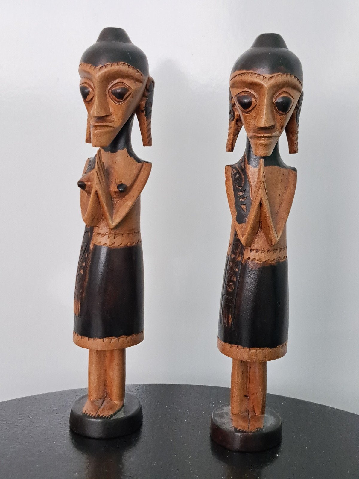 2 handgesneden houten beelden uit Indonesië Toba Batak stam, Hout, Bruin, Ophalen of Verzenden, Indonesië