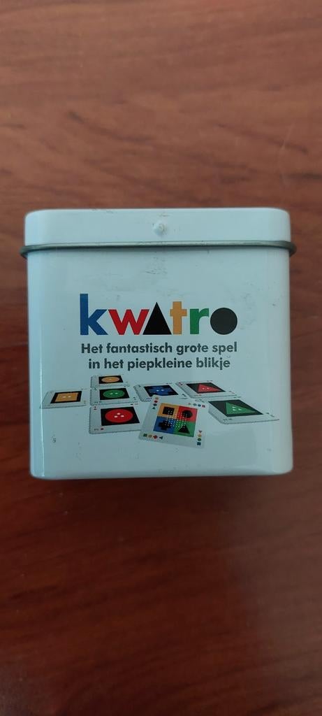 Kwatro kaartspel in blikje - white goblin games, Ophalen of Verzenden, Zo goed als nieuw