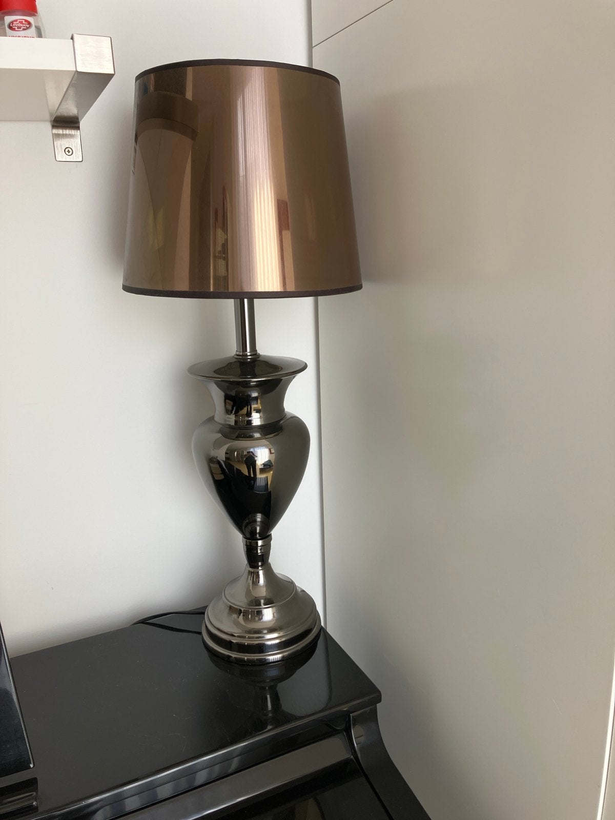 Moderne tafellamp met bronskleurige kap en zilveren voet, Ophalen of Verzenden, Zo goed als nieuw, Met kap, Modern