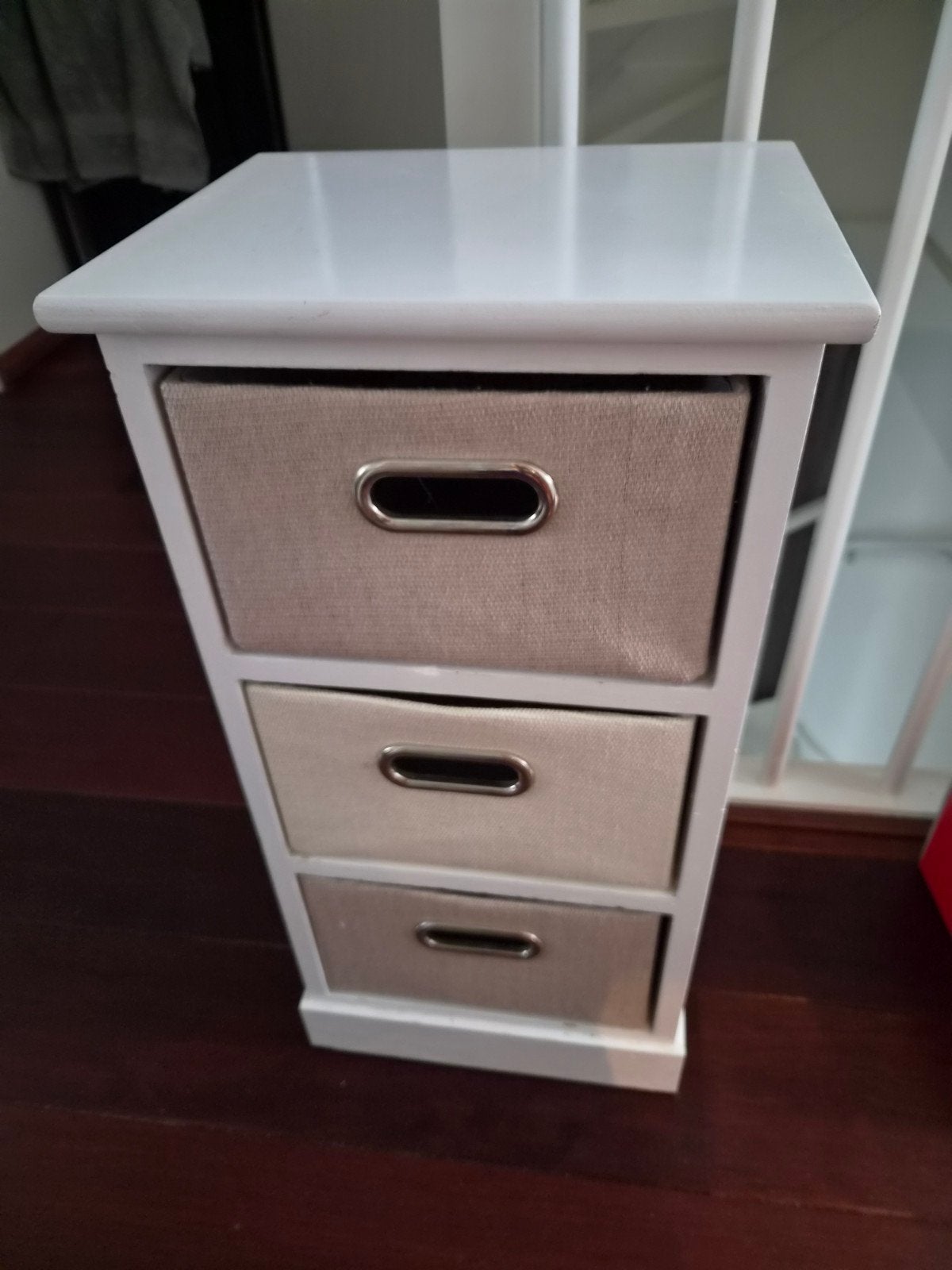 klein Witte ladekast met 3 stoffen lades, Huis en Inrichting, Ophalen, Minder dan 50 cm, Gebruikt, Overige houtsoorten