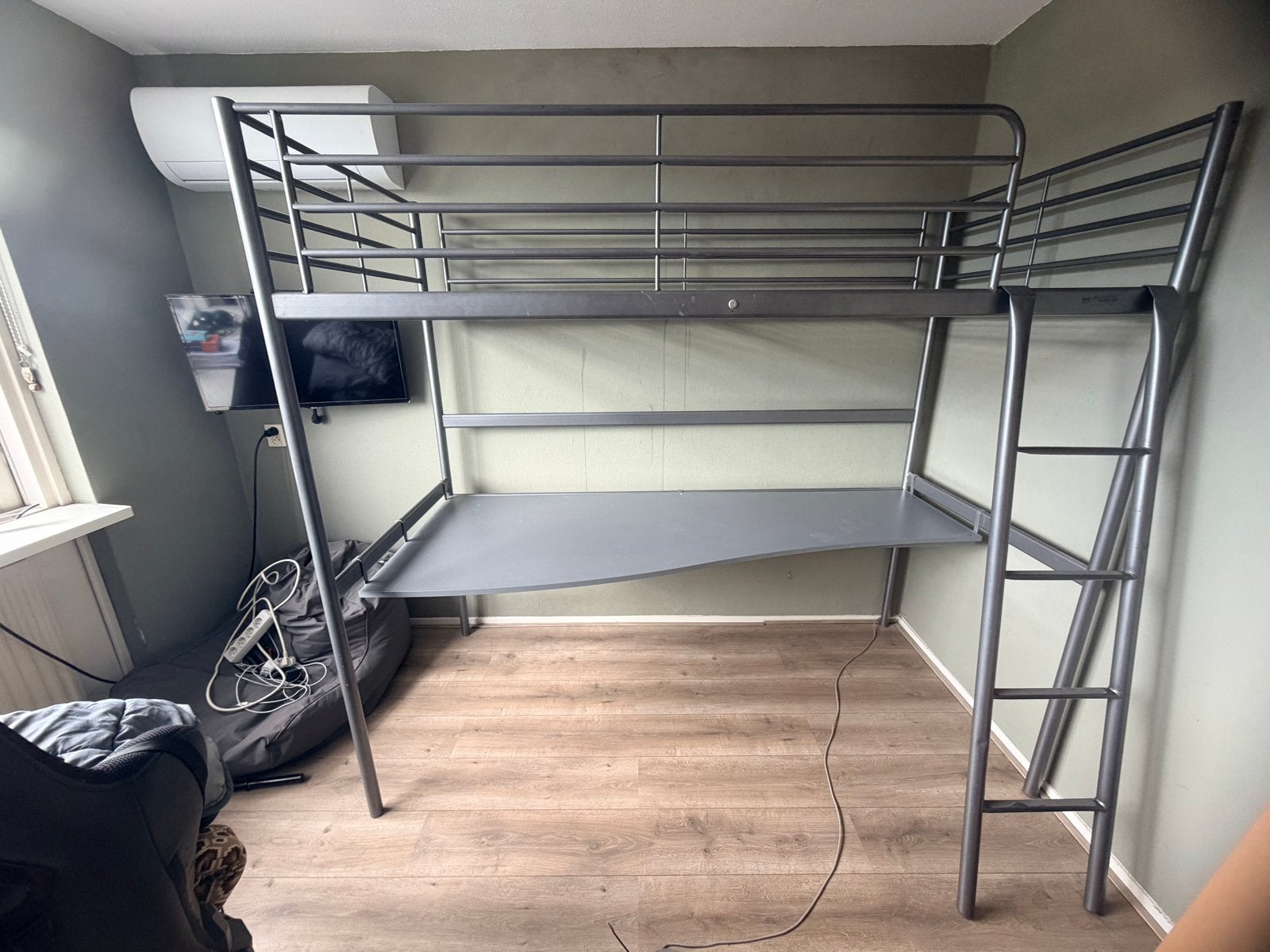 IKEA Hoogslaper met bureau - Grijs metaal, Huis en Inrichting, Slaapkamer | Stapelbedden en Hoogslapers, Ophalen, Gebruikt, Eenpersoons