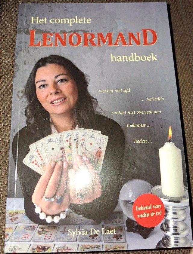 Het complete Lenormand handboek - Sylvia De Laet, Tarot of Kaarten leggen, Nieuw, Ophalen of Verzenden, Instructieboek