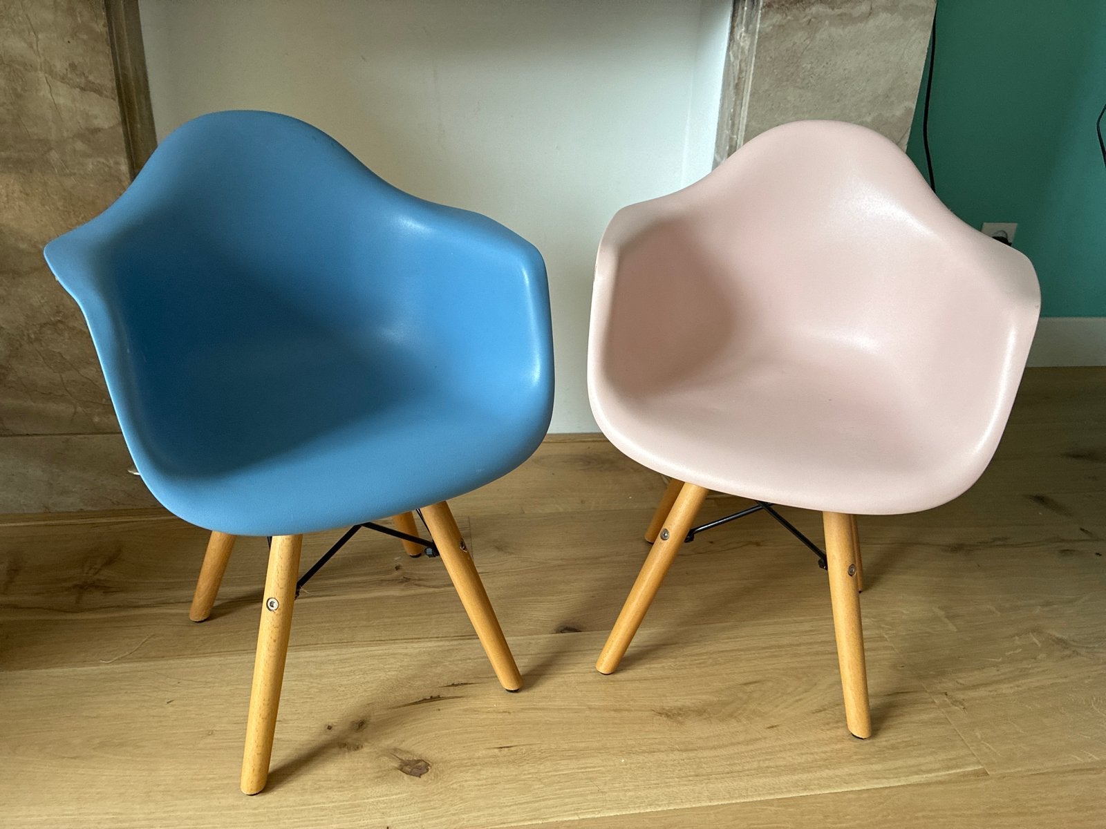 2 Kinderstoelen - Blauw en Roze, Kinderen en Baby's, Ophalen, Gebruikt, Stoel(en)