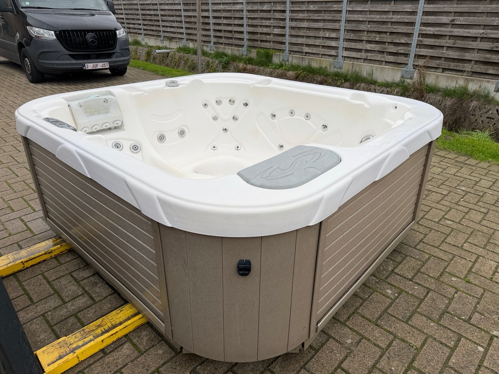 Jacuzzi / spa 6 personen Dimension one, Ophalen, Zo goed als nieuw, Afdekzeil, Vast