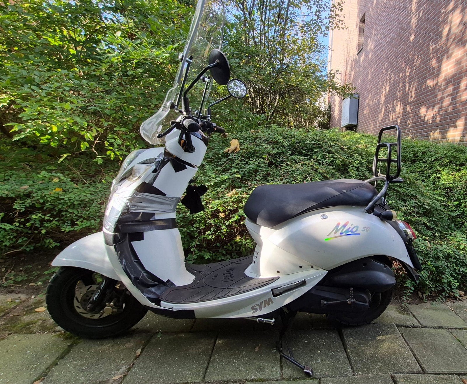 Sym Mio Scooter - Schade aan voorkappen en remklauw, Fietsen en Brommers, Ophalen, Gebruikt, Benzine, Mio