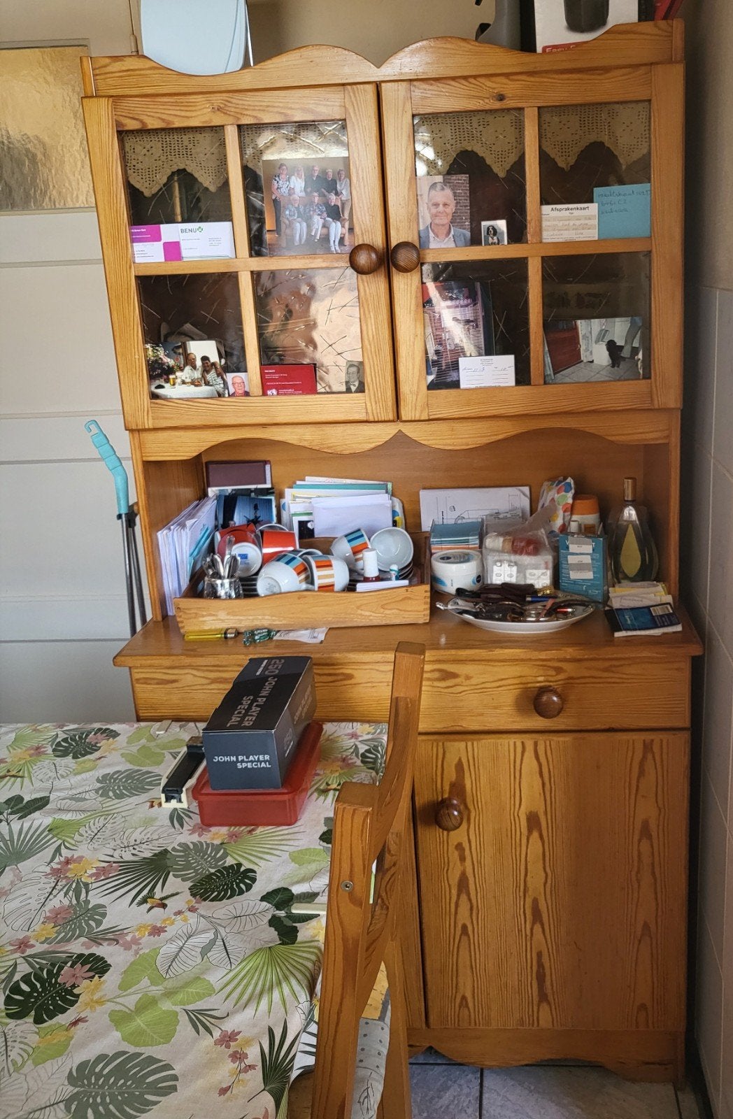 GRATIS   keukenkast en eethoek, Ophalen, Gebruikt, Met deur(en), 50 tot 100 cm