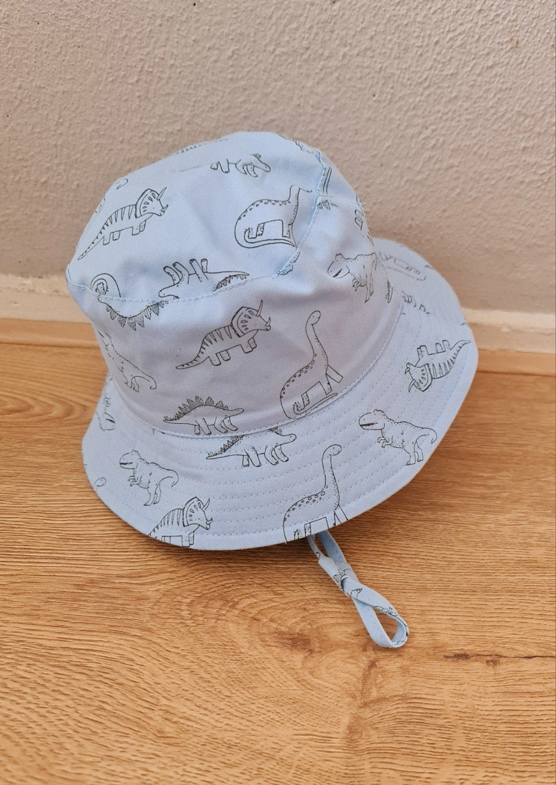 Lichtblauwe zonnehoed met dino's, Jongetje of Meisje, Hoed, Ophalen of Verzenden, Zo goed als nieuw