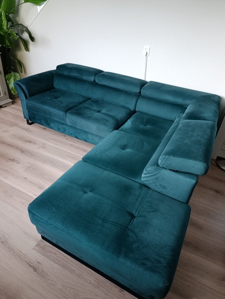 Zeer mooie hoekbank èèn jaar oud. Groen suède!! Nieuw 1450e