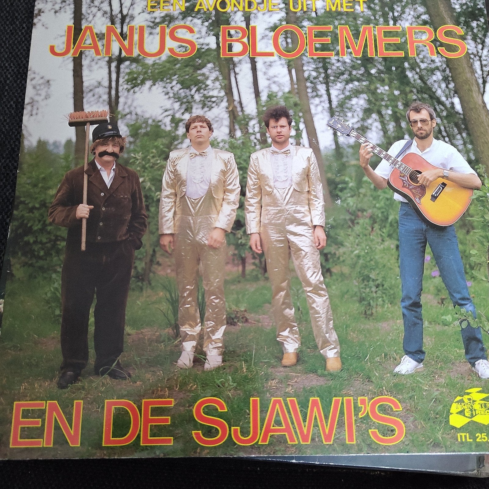 Janus Bloemers en De Sjawi's - Een Avondje Uit Met (LP), Ophalen of Verzenden, Gebruikt, 12 inch, Levenslied of Smartlap