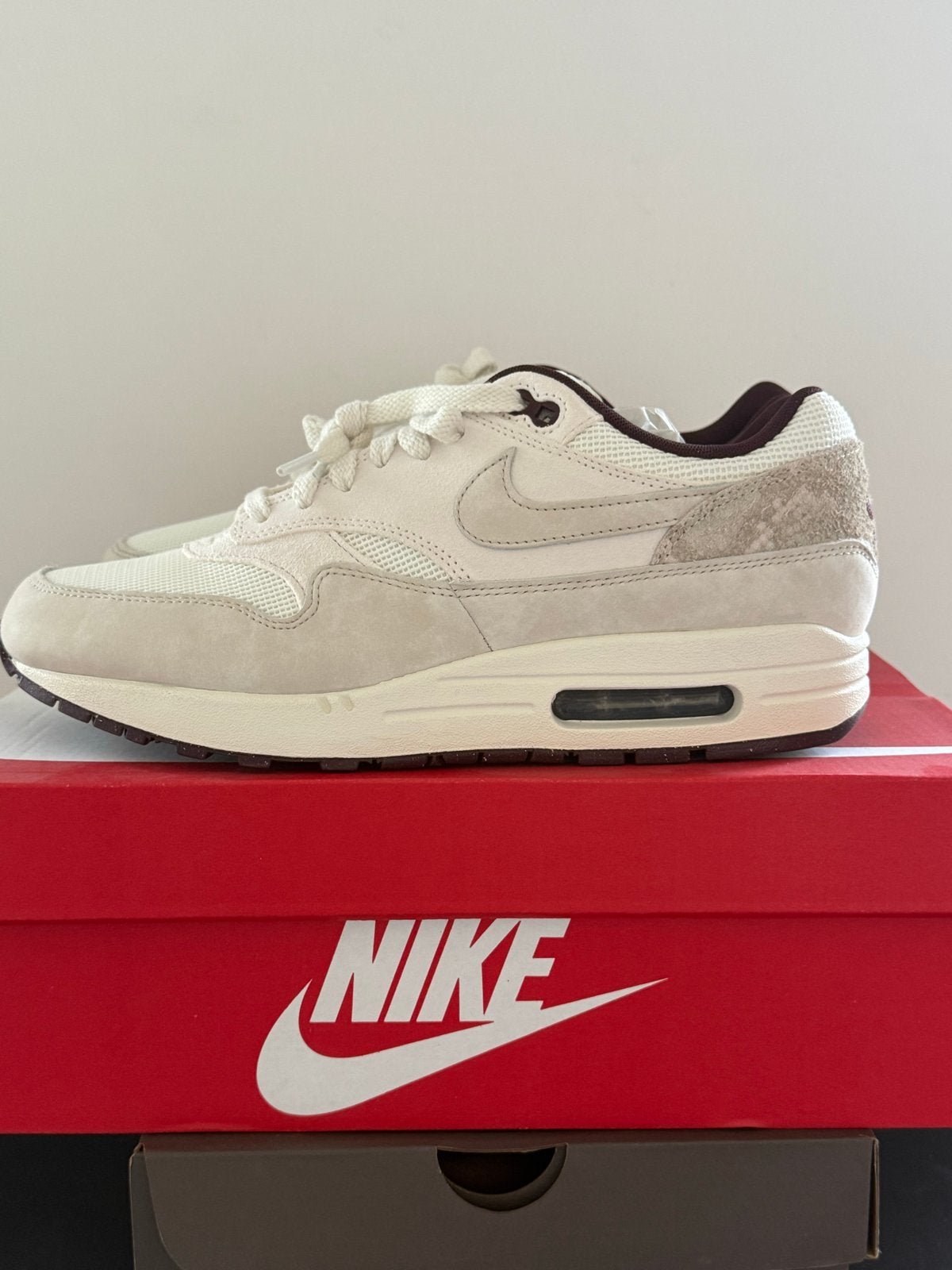 Nike Air Max 1 PRM 'Sail Burgundy Crush' - Maat 44, Ophalen of Verzenden, Nieuw, Overige kleuren, Sneakers of Gympen