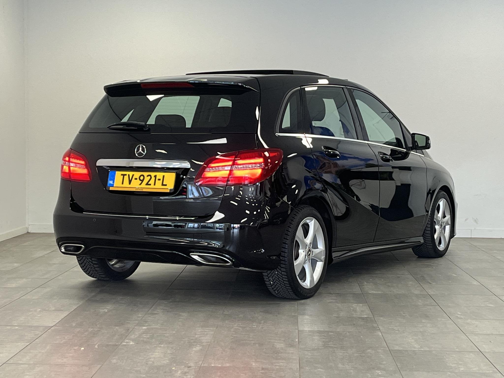Mercedes-Benz B-klasse 180 AMG Line | Pano | Stoelverwarming, Auto's, 1325 kg, Gebruikt, 4 cilinders, Leder en Stof