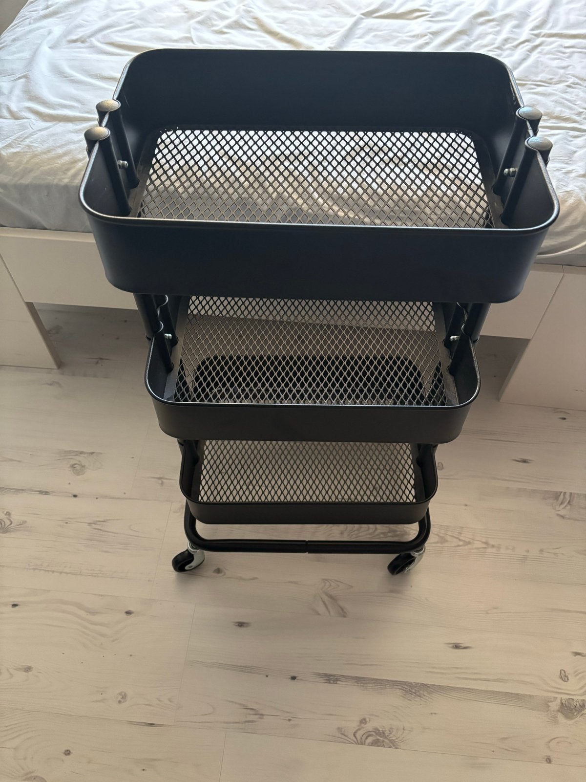 Zwarte IKEA RÅSKOG roltafel met 3 metalen opbergvakken, Ophalen, Zo goed als nieuw