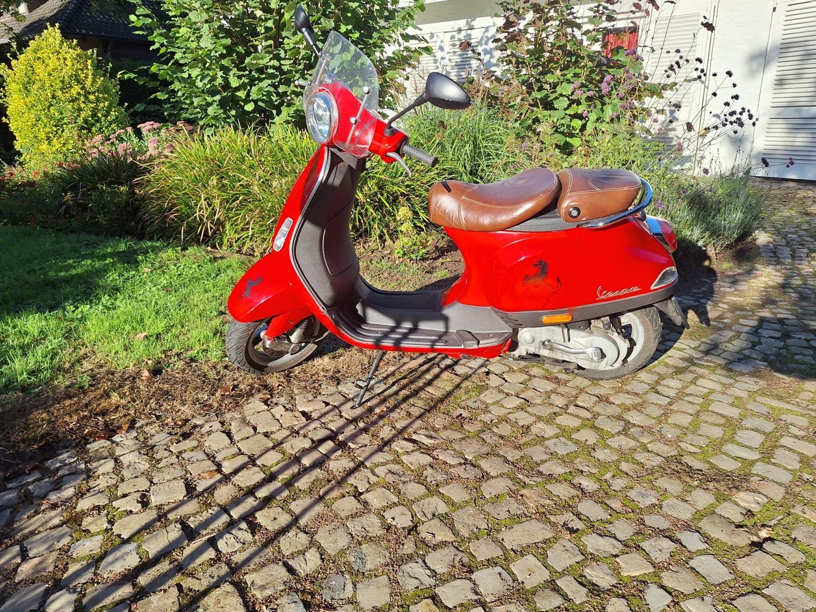 Foto 4 van Vespa LX 50 - Rode Scooter met Bruin Lederen Zadel