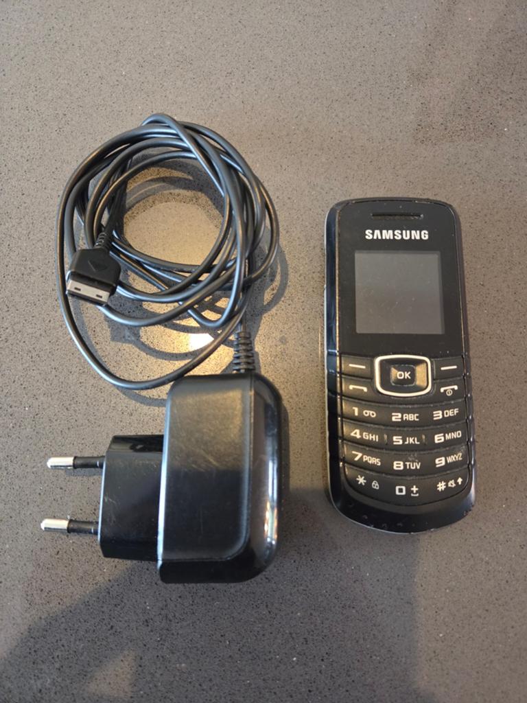 Samsung E1080 telefoon met oplader, Gebruikt, Overige modellen, Geen camera, Zwart
