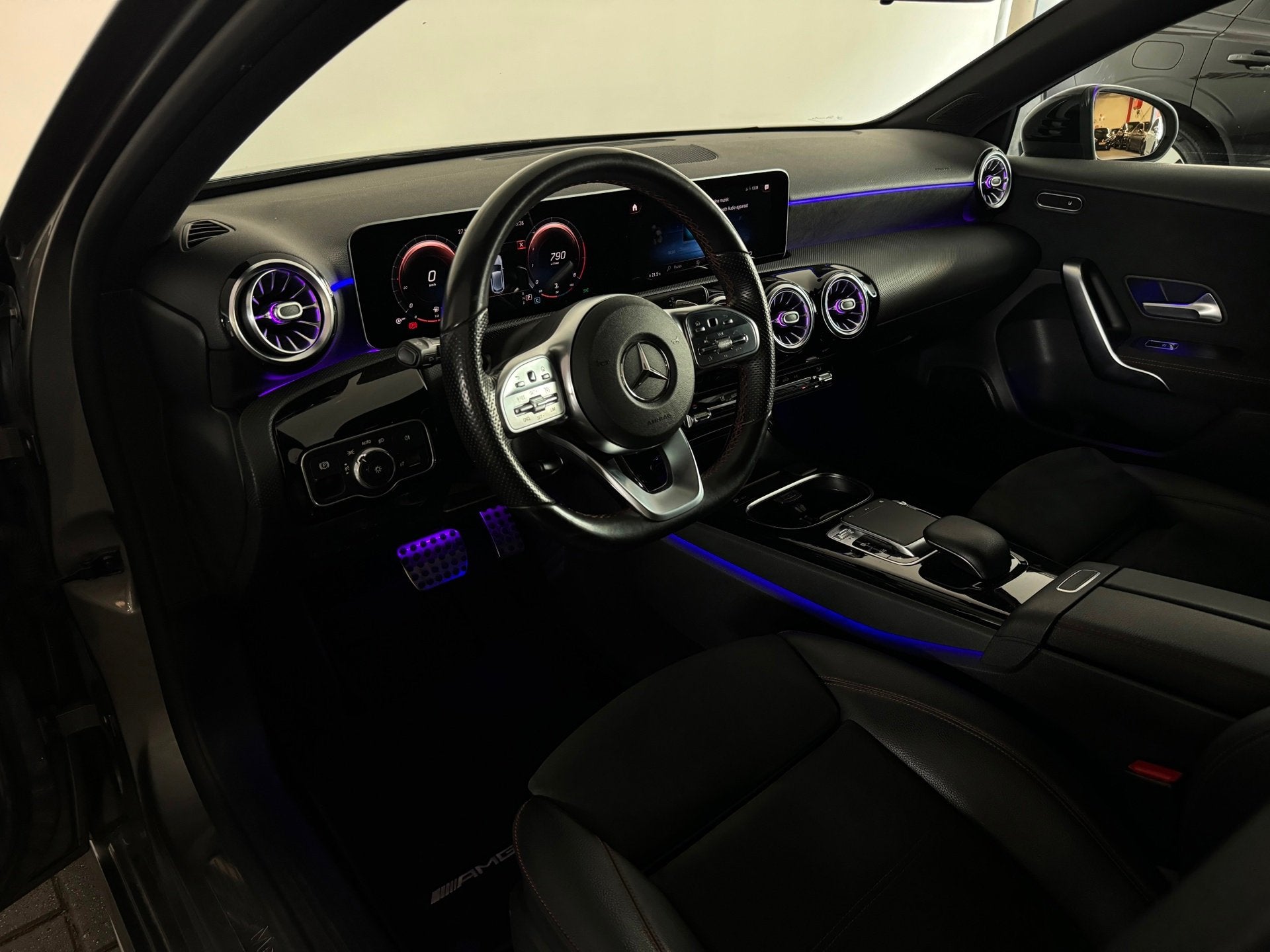 Mercedes-Benz A-klasse 180 Business Solution AMG Camera |Sfe, Auto's, 136 pk, Gebruikt, 4 cilinders, Alcantara