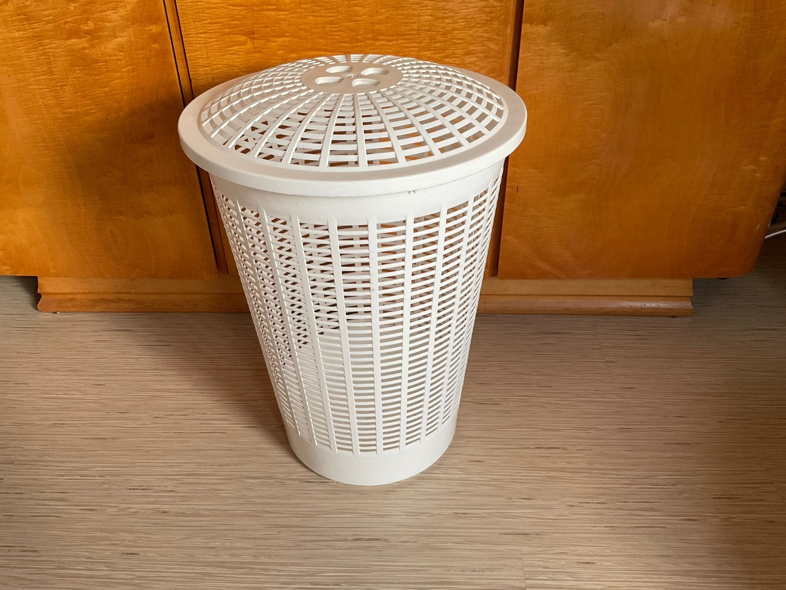 Witte vintage wasmand met perfect sluitende deksel, Ophalen, Zo goed als nieuw