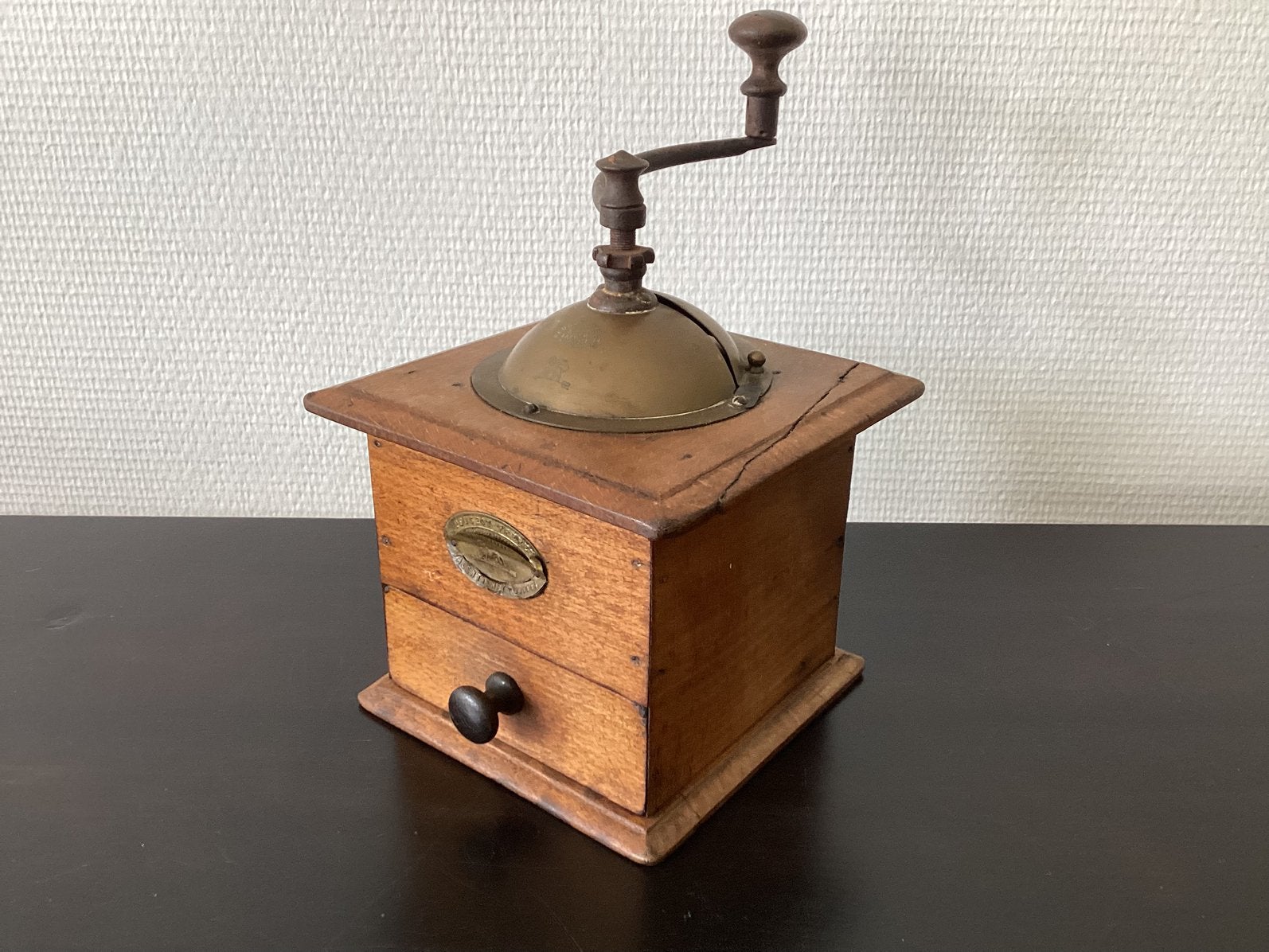 Antieke hand koffie molen, Ophalen
