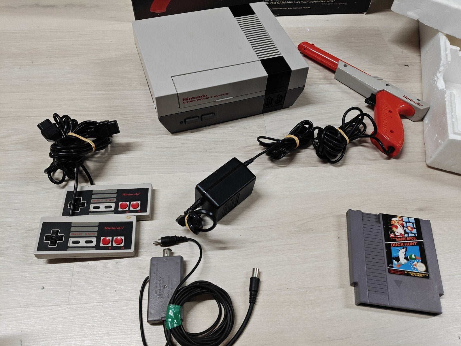 Nintendo NES Action Set CIB, Spelcomputers en Games, Nintendo, Gebruikt, Met 2 controllers, Met zapper/pistool