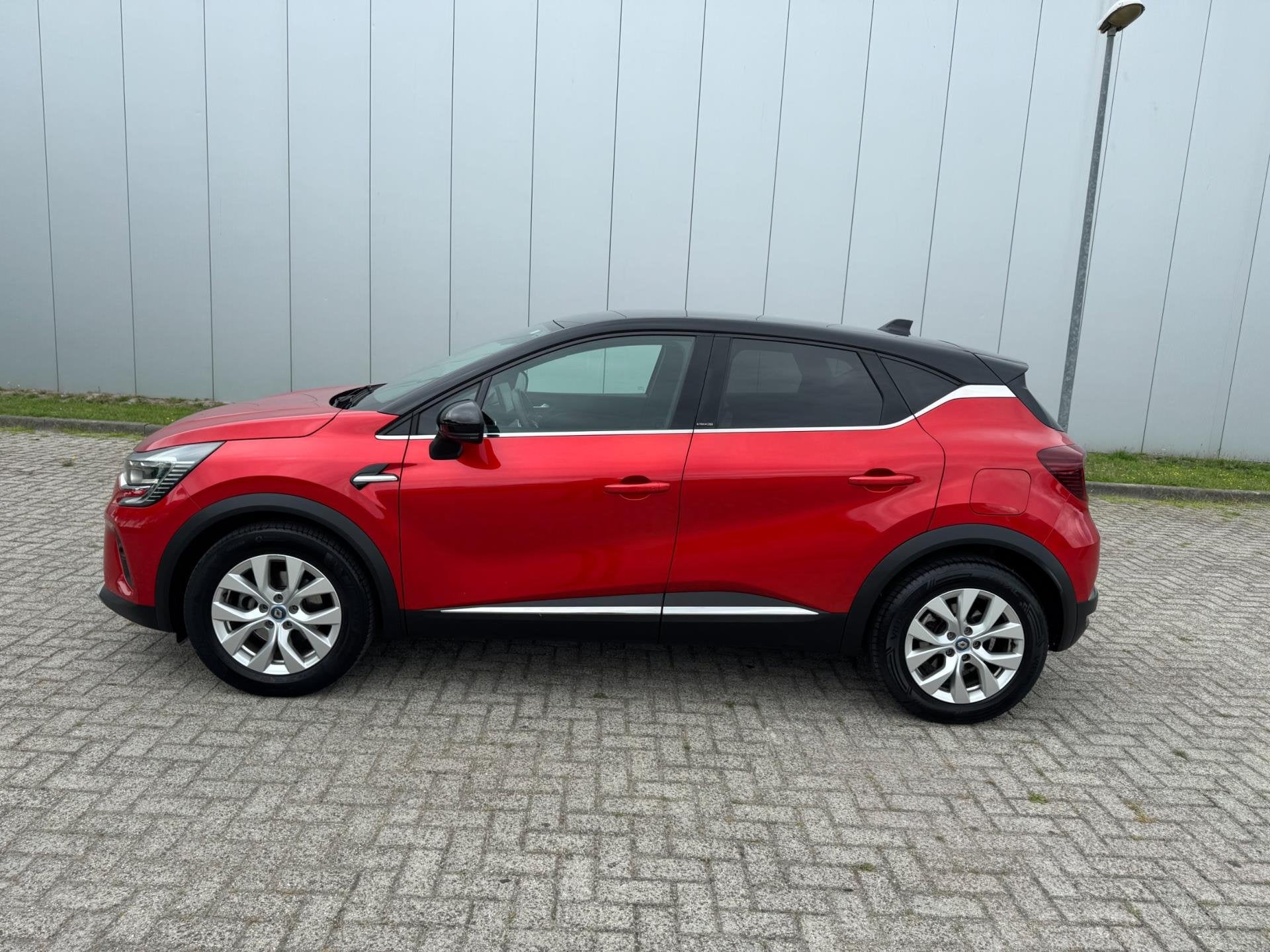 Renault Captur 1.6 E-Tech Plug-in Hybrid 160 Intens / two co, 77 km/l, Gebruikt, 4 cilinders, Parkeersensor