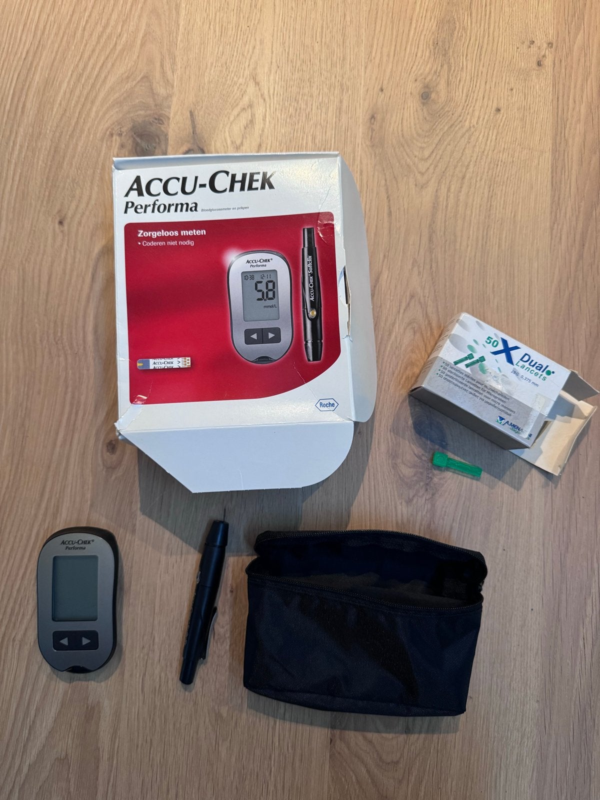 Accu-Chek Performa Bloedglucosemeter met toebehoren, Ophalen of Verzenden, Gebruikt, Overige typen