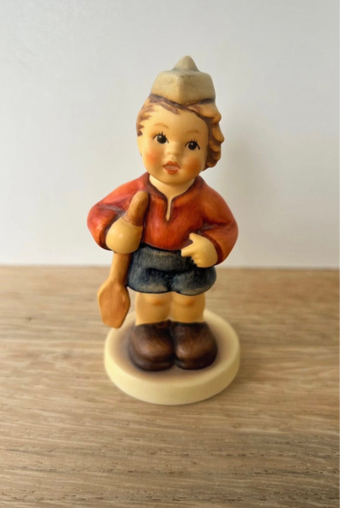 Goebel  Hummel beeldje 2148/B "First Mate" uit 2001, Verzamelen, Ophalen of Verzenden, Gebruikt, Hummel